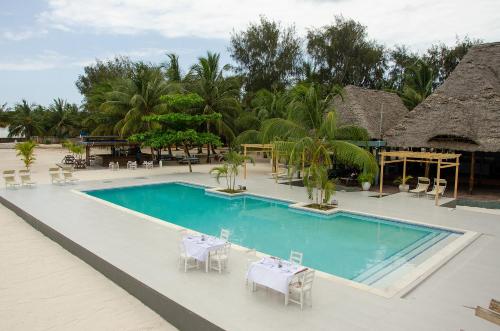 肯杜瓦海滩日落酒店内部或周边的泳池