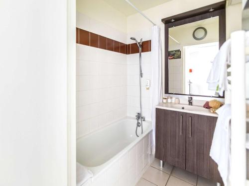 奥尔良奥尔良阿德吉奥阿克瑟斯公寓式酒店的带浴缸、水槽和镜子的浴室