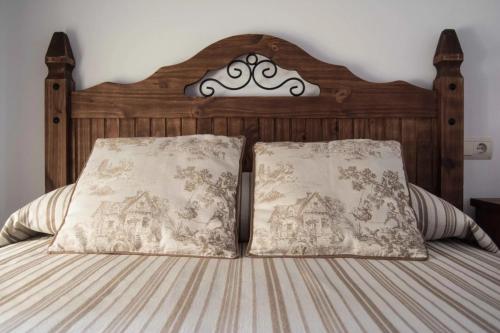 HinojalesCasa Rural Sierra Tórtola 2的床上有2个枕头