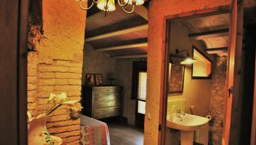 科尔努德利亚Masia El Canalot - Molí Del Pont的一间带水槽和水槽的浴室