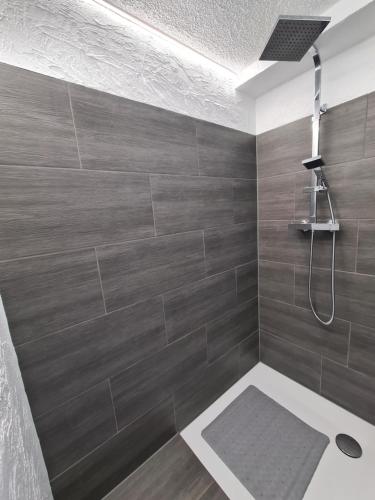 阿尔斯费尔德FeWo Peter的浴室设有棕色瓷砖和淋浴。