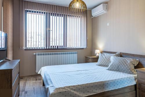 旧扎戈拉Apartment Trayana的一间卧室设有一张床和一个大窗户