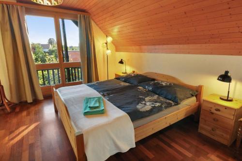 穆尔滕Magnifique villa proche du lac de Morat的一间卧室配有一张桌子和一张床铺