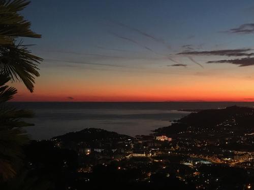 罗列特海岸Villa Panorama 360的日落时分欣赏海景
