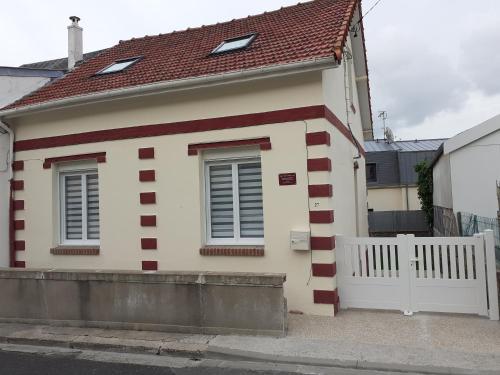 勒特雷波尔Villa 27的白色和红色的房子,有白色的栅栏