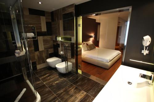 默主歌耶赢酒店的浴室设有1间带1张床和淋浴的卧室