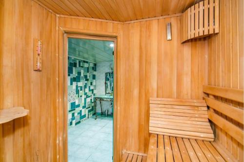 巴库Baku Nizami Street Triplex 4 bedroom的木制房间中带长凳的桑拿浴室