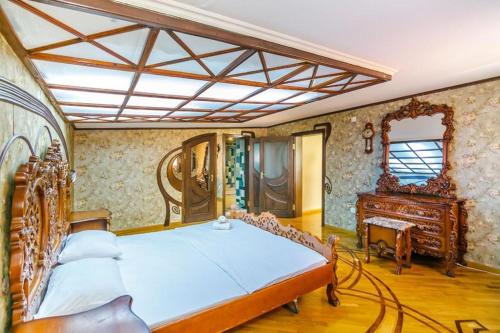 巴库Baku Nizami Street Triplex 4 bedroom的一间卧室配有一张大床和镜子