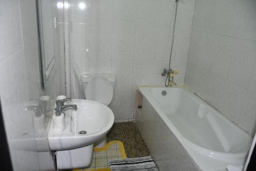 Odo So Royal Hotel的一间浴室
