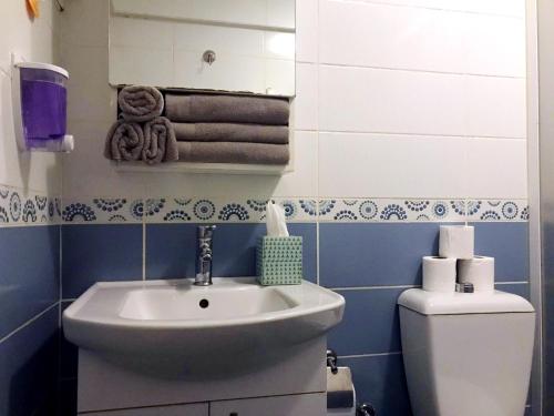 伊斯坦布尔3+1 NEW Kadıköy Istanbul entire flat furnished apartment for rent in the heart of Kadikoy!的一间带水槽和卫生间的浴室