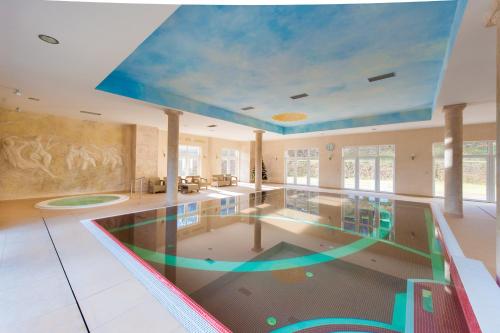 希维拉杜夫-兹德鲁伊吉丽里卡莫多希医疗SPA旅馆的蓝色天花板房子内的游泳池