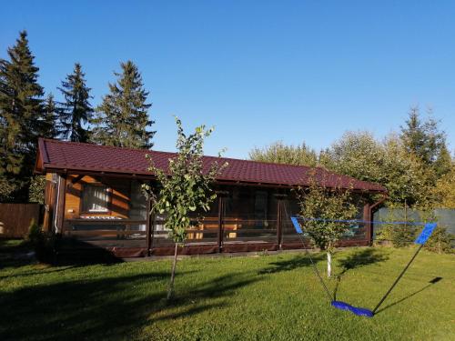 BorzontEzüst fenyő vendégház的庭院里两棵树的小木屋