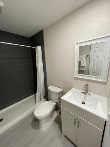 方塔纳Fontana Inn的浴室配有白色卫生间和盥洗盆。