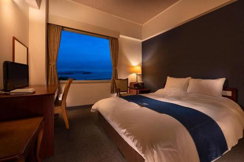 仓敷仓敷海滨酒店的酒店客房设有床和窗户。