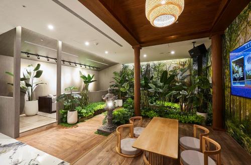 台中市木木行馆的配有桌椅和植物的房间