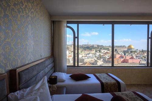 耶路撒冷哈希米酒店 的酒店客房,设有两张床,享有城市美景。