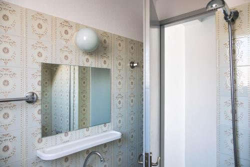斯派赛斯Argonaftis Spetses的一间带镜子和淋浴的浴室