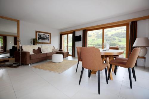 茨韦西门Eggetli的客厅配有沙发和桌椅