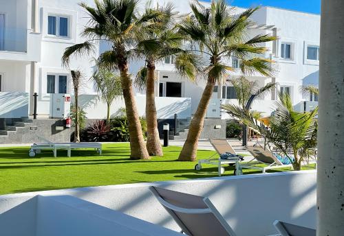 科拉雷侯Island Home Fuerteventura的从棕榈树度假村的阳台可以欣赏到风景