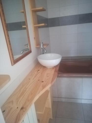 米尔库尔Logement de plein pied à MIRECOURT的浴室配有白色水槽和浴缸。