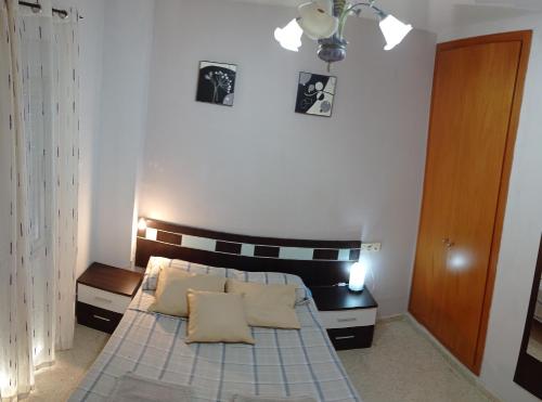 格拉纳达Disfruta Granada,incluso con tu mascota Parking的一间卧室配有一张带两个枕头的床
