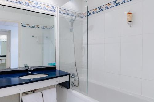 讷韦尔讷韦尔卢瓦尔港美居酒店的带淋浴、盥洗盆和镜子的浴室