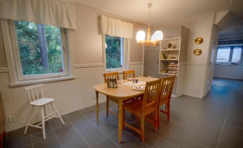 法伦Granbackens BoB的一间带木桌和椅子的用餐室