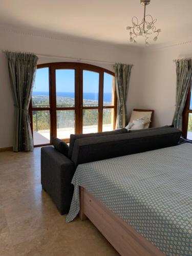 凯里尼亚Spectacular views from this villa in Lapta的相册照片