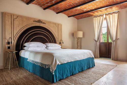 CremolinoNordelaia的一间卧室设有一张大床和壁炉