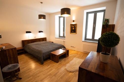 布尔诺Black Field Apartment的卧室配有床、桌子和窗户。