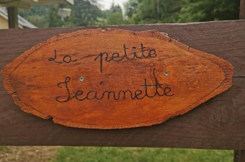 韦尔科尔地区朗La Petite Jeannette的木板凳上的标志,读书无功