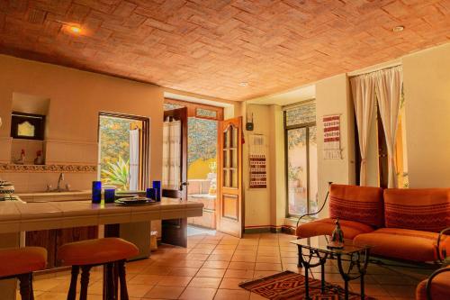 瓦哈卡市Hotel Casa Pereyra的厨房以及带沙发和桌子的客厅。