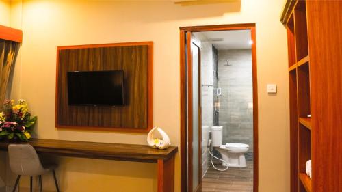 塞米亚克Kubu De Uma的一间带卫生间的浴室和墙上的电视