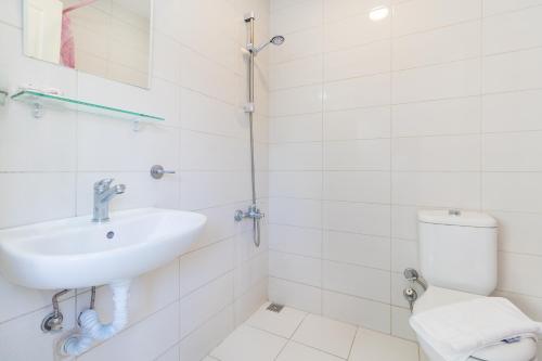 马尔马里斯Apartments Near to City Center and Beach的白色的浴室设有水槽和卫生间。