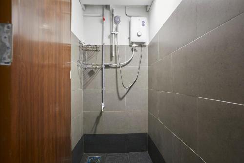 吉隆坡TheKatil Kuala Lumpur的带淋浴的浴室内的淋浴间