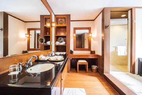 龙运Tanjong Jara Resort - Small Luxury Hotels of the World的一间带水槽和镜子的浴室