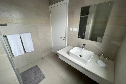 黑河区Bois Mapou Self Catering Apartments Unit 201的白色的浴室设有水槽和镜子