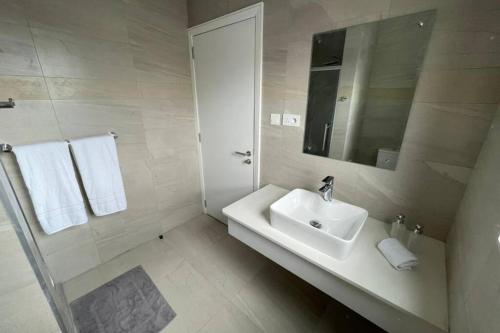 黑河区Bois Mapou Self Catering Apartments Unit 203的白色的浴室设有水槽和镜子