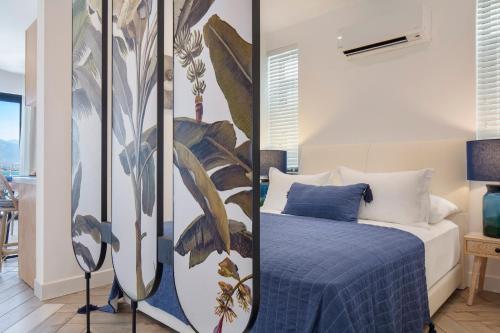 费特希耶Ada Dreams City的一间卧室配有一张带蓝色毯子的床