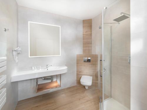科沃布热格Olymp IV的浴室配有卫生间、盥洗盆和淋浴。