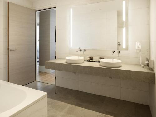 诺特多普丹哈格凡德瓦克酒店的浴室设有2个水槽和镜子