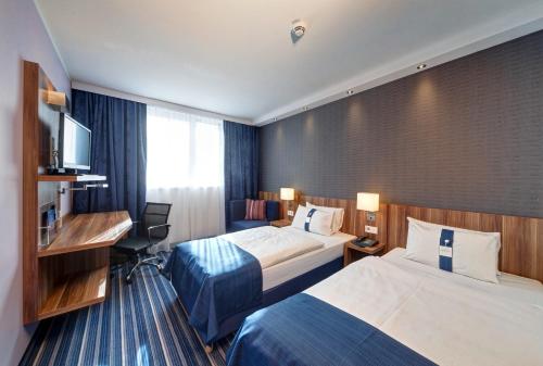 奥格斯堡奥格斯堡智选假日酒店的酒店客房设有两张床和电视。
