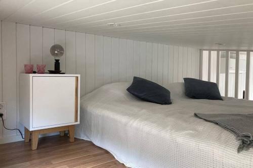 埃斯基尔斯蒂纳Cabin in the woods, close to Lake Mälaren的一间卧室配有一张带两个枕头的床