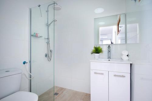萨法德EretZefat的带淋浴、卫生间和盥洗盆的浴室