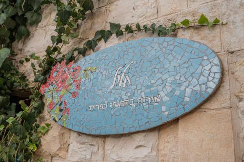 Mi‘ilyāKhalil lane in the Village的墙上的蓝色瓷砖标志