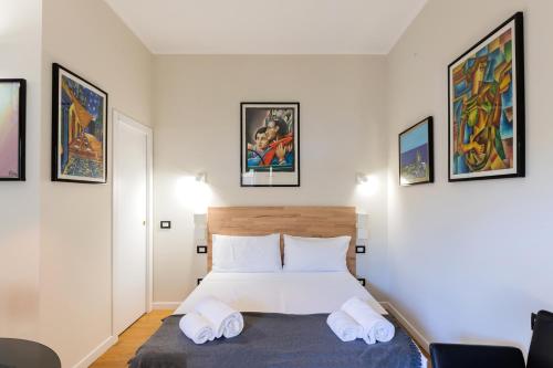 米兰Milan Retreats Cadorna Duomo的一间卧室配有一张床,上面有两条毛巾