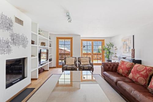 尚佩里米金芙蓉索雷公寓的客厅配有沙发和两把椅子