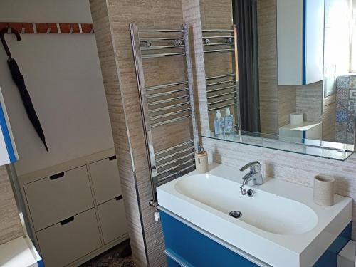 索非亚Bright apartment at a great location的一间带水槽和镜子的浴室