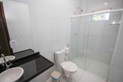 雅帕拉廷加Flat Bela Vista的浴室配有卫生间、盥洗盆和淋浴。