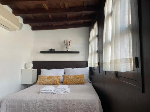 科尔多瓦科雷拉广场公寓的一间卧室配有一张床,上面有两条毛巾